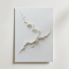Abstract White Movement Poster by Bozetto har upphöjda, texturerade linjer som en slingrande flod över en vit rektangel, vilket kastar subtila skuggor på dess högkvalitativa finish och lyxigt matta yta.