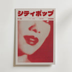 Scarlet Echo Poster från Bozetto visar en rödtonad närbild av en kvinnas ansikte med röda läppar. Fet japansk text toppar den minimalistiska designen och använder vita och röda toner för att framkalla nattens magi.