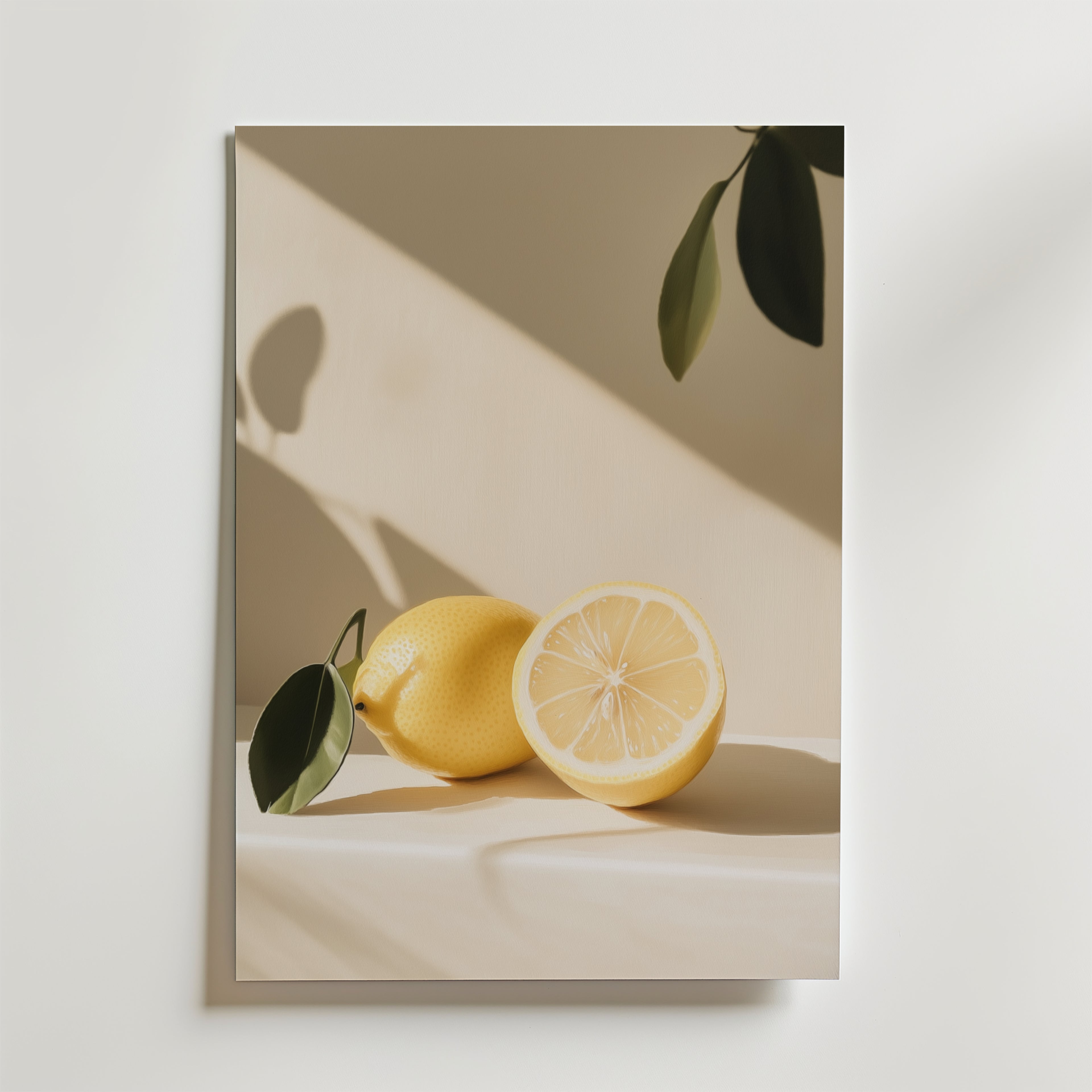 Ett minimalistiskt foto av en hel och en halv citron med ett grönt blad, mjuka skuggor och en neutral bakgrund i Golden Simplicity Poster från Bozetto, tryckt på premiumpapper för en lyxig matt finish.