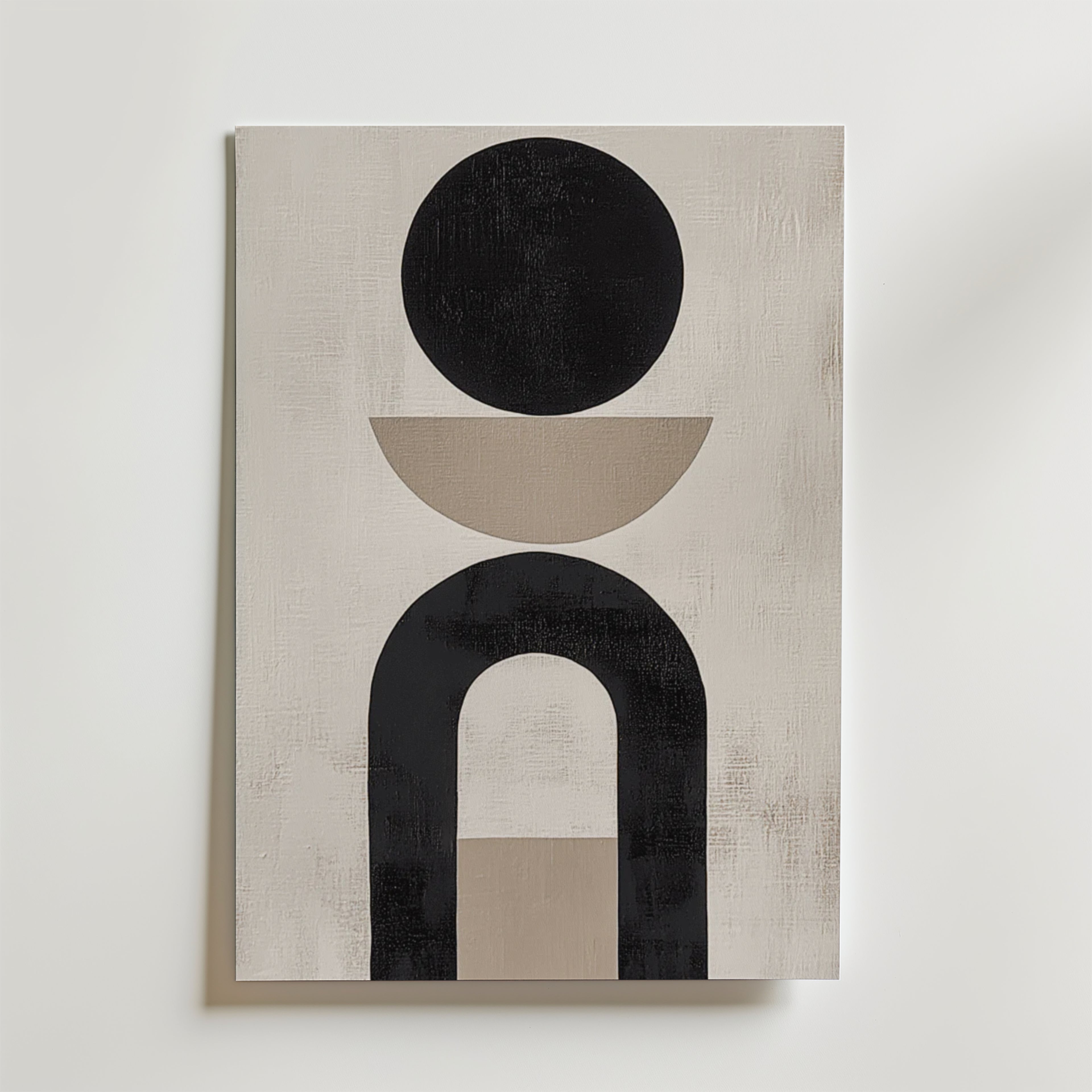 Bozetto Abstract Shapes No.3 Poster visar en svart cirkel över en taupe halvcirkel och en djärv svart båge på texturerat off-white premiumpapper. Geometriska former är symmetriskt arrangerade och skapar en balanserad minimalistisk estetik.