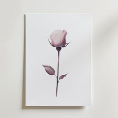 Bozetto Elegant Pink Rose Stem Poster visar en enda mjuk rosa ros med en lång stjälk och två blad, centrerad på en vit bakgrund och tryckt på premiumpapper - en perfekt minimalistisk inredningsdetalj.