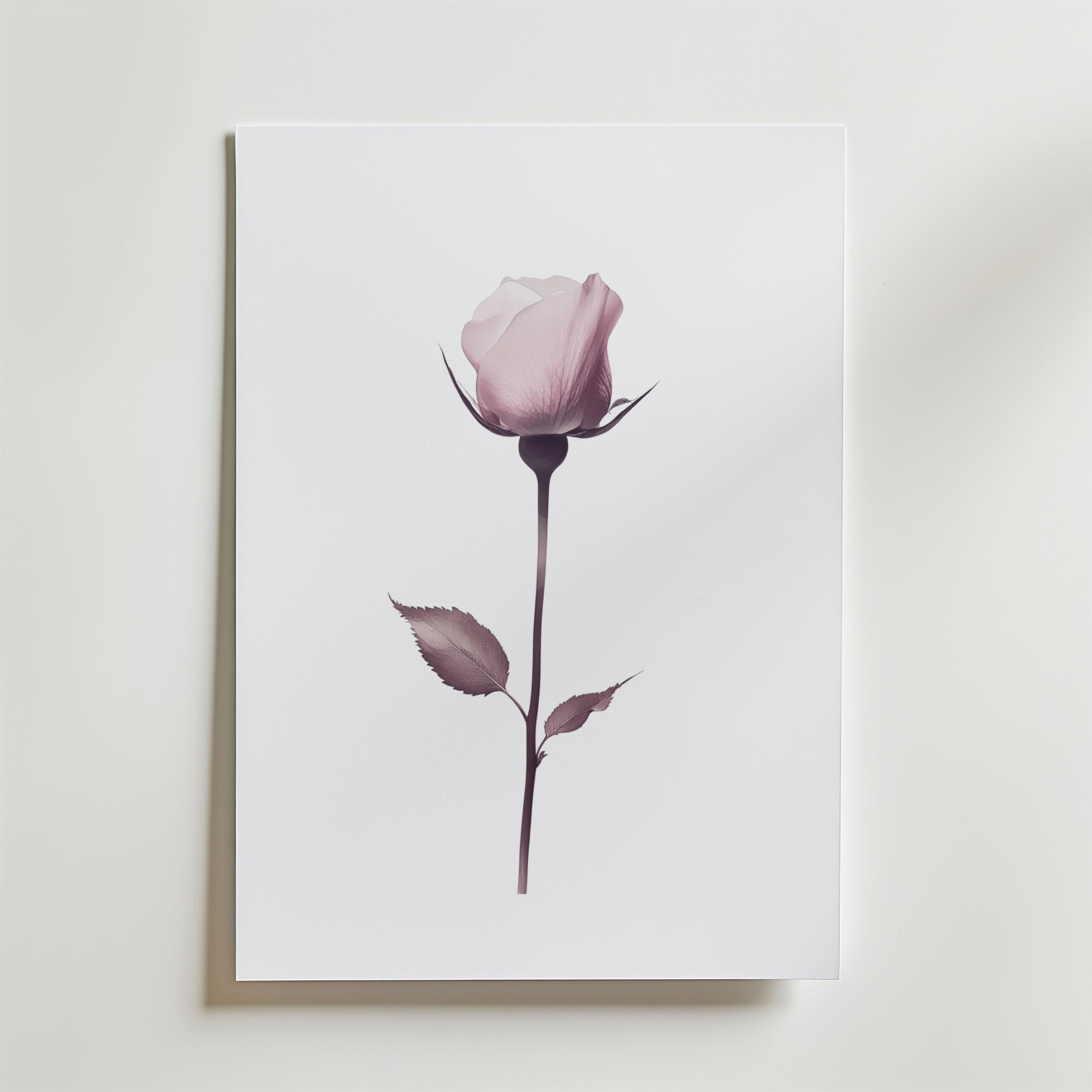 Bozetto Elegant Pink Rose Stem Poster visar en enda mjuk rosa ros med en lång stjälk och två blad, centrerad på en vit bakgrund och tryckt på premiumpapper - en perfekt minimalistisk inredningsdetalj.