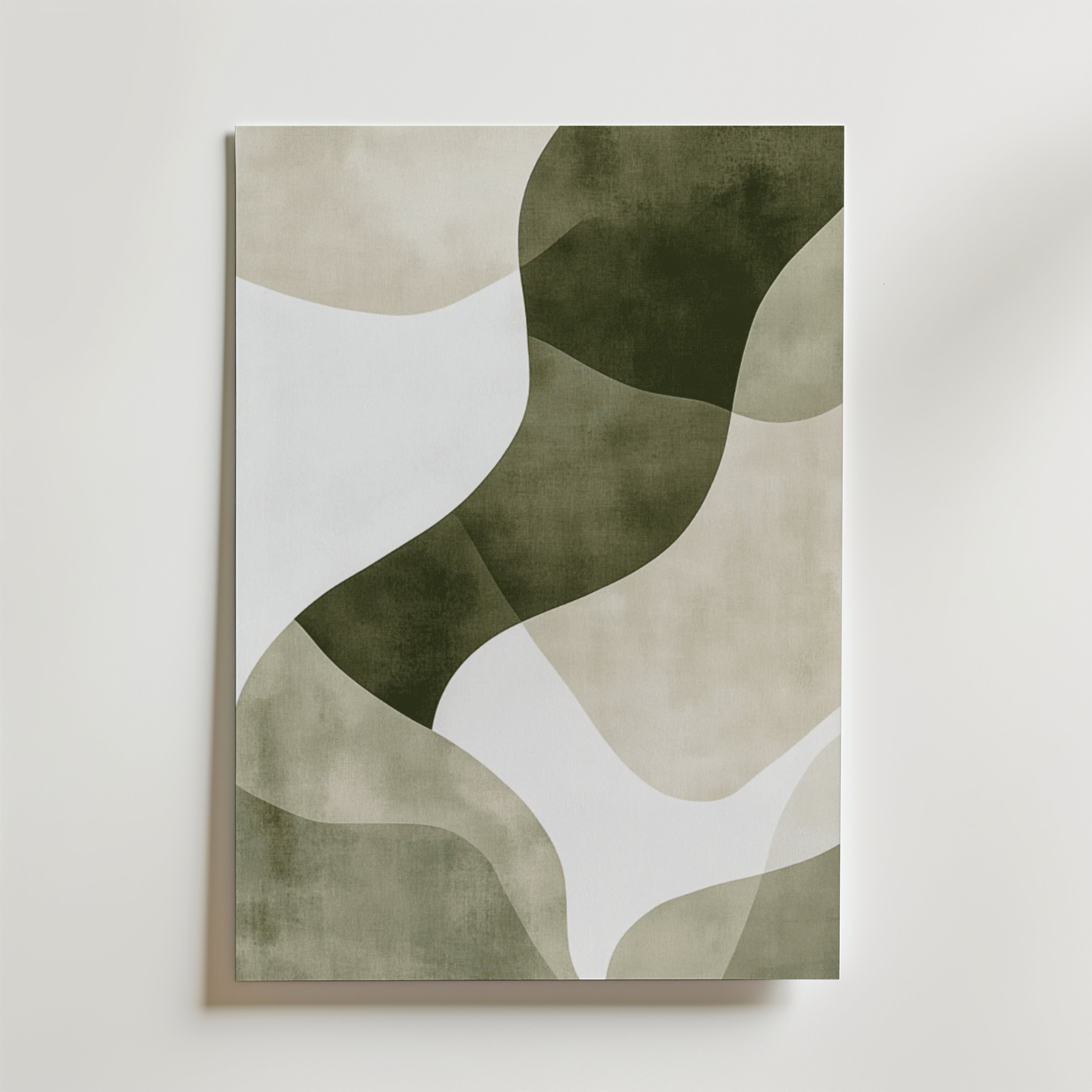 Postern Bozetto Abstract Green Shapes No.1 är tryckt på FSC-certifierat premiumpapper och har vågiga, överlappande gröna, beige och vita former som skapar en känsla av rörelse och djup på en vit bakgrund.