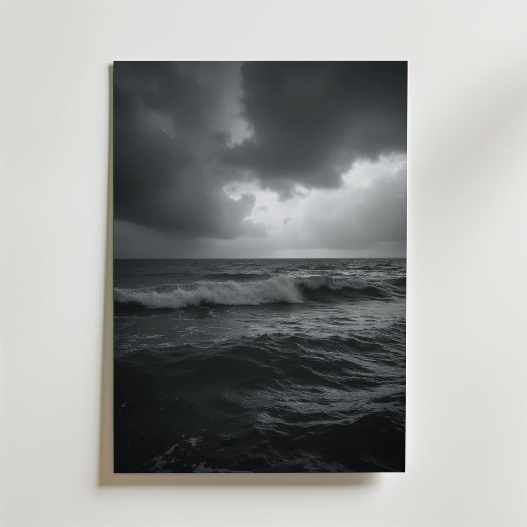 Bozetto Stormy Waves Poster föreställer mörka, skakiga vågor under dramatiska moln. Det svartvita konstverket är tryckt på premiumpapper med en lyxig matt yta och skapar ett stämningsfullt och atmosfäriskt havslandskap.
