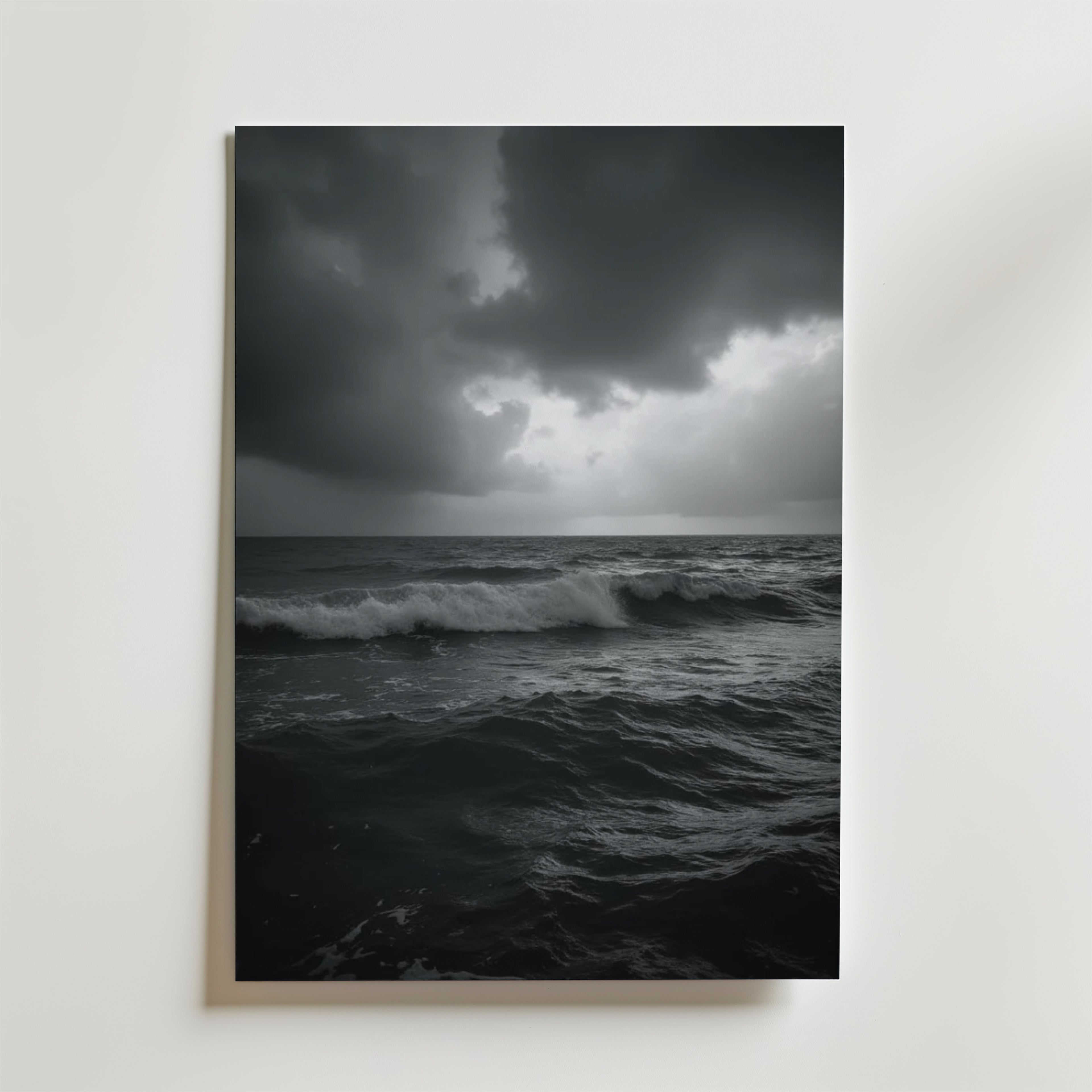 Bozetto Stormy Waves Poster föreställer mörka, skakiga vågor under dramatiska moln. Det svartvita konstverket är tryckt på premiumpapper med en lyxig matt yta och skapar ett stämningsfullt och atmosfäriskt havslandskap.