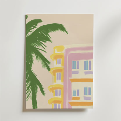 Bozetto Summer in the South Poster föreställer en art deco-byggnad med gula och rosa accenter bredvid en grön palm på en ljusbeige bakgrund, tryckt på premiumpapper med matt yta för en modern finish.