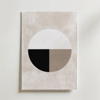 Bozetto's Abstract Single Round Shape Poster visar upp en minimalistisk design: en stor cirkel uppdelad i vita, svarta och beige delar på en texturerad ljusbeige matt yta premiumpapper bakgrund.