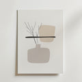 Bozettos Nordic Still Life Poster har abstrakta former i neutrala toner på FSC-certifierat premiumpapper, markerat med en djärv svart linje och fina grenliknande detaljer för en högkvalitativ finish.