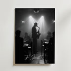 En svartvit Bozetto "The Jazz Club Poster" visar en saxofonist på scenen i en svagt upplyst jazzklubb, med silhuetter av publikmedlemmar framför och titeln längst ner, tryckt på premiumpapper.