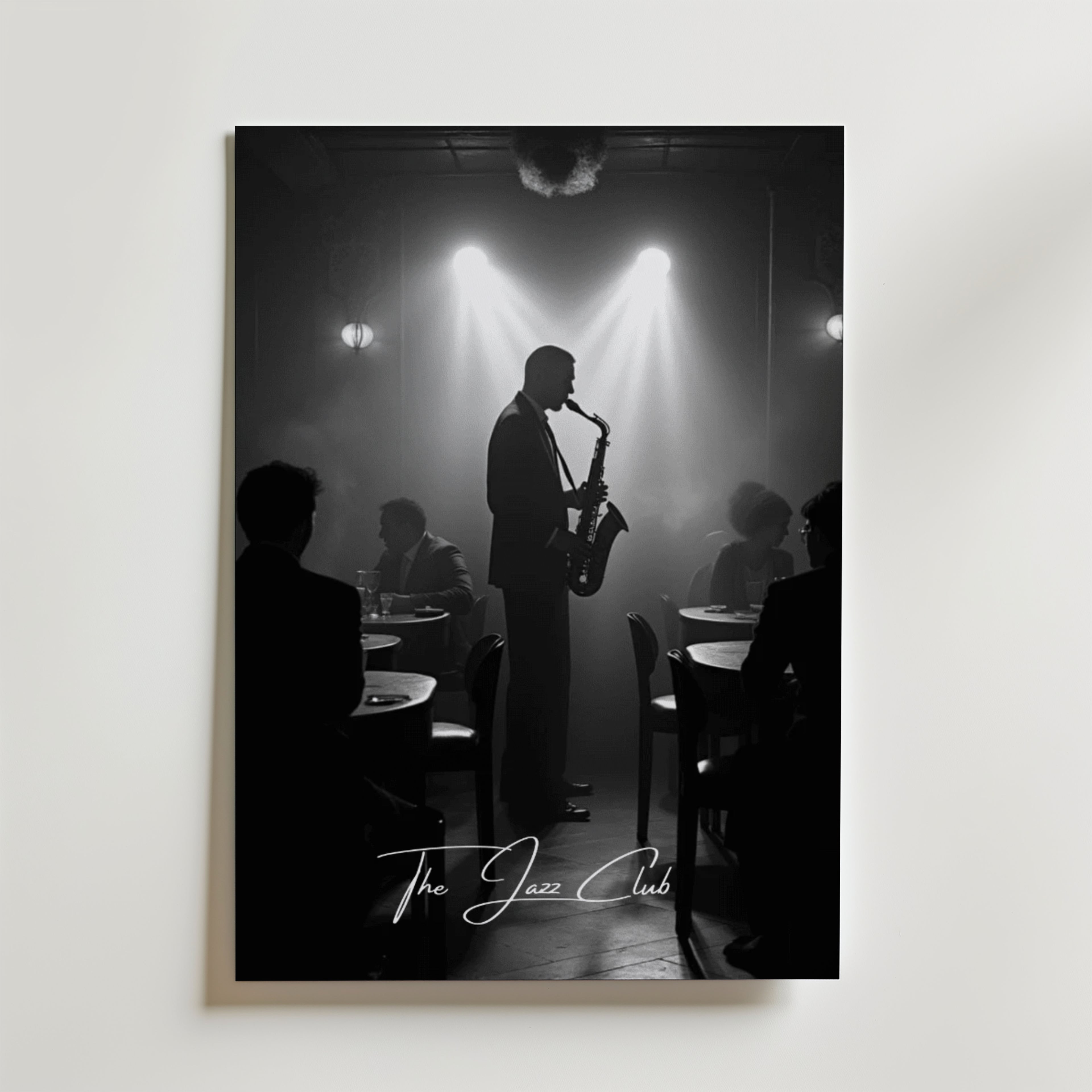 En svartvit Bozetto "The Jazz Club Poster" visar en saxofonist på scenen i en svagt upplyst jazzklubb, med silhuetter av publikmedlemmar framför och titeln längst ner, tryckt på premiumpapper.