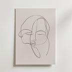 En minimalistisk linjeteckning av ett lugnt människoansikte, gjord med en enda svart linje på premiumpapper, definierar Bozetto United Souls Poster - ett elegant konstverk som kan visas på en vit vägg.