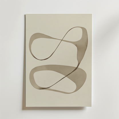 Bozetto Fluid Motion Poster visar två stora, överlappande bruna slingor på en ljusbeige bakgrund, tryckt på premiumpapper med en lyxig matt finish för en elegant, minimalistisk abstrakt look.