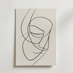 Contemplation Flow Poster från Bozetto visar en minimalistisk linjeteckning av ett ansikte på premiumpapper, med abstrakta kontinuerliga svarta linjer som bildar slutna ögon, näsa och läppar - vilket framkallar lugn i alla utrymmen.