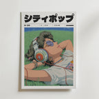 Bozetto "Under the Quiet Sky Poster" föreställer en illustrerad person med hörlurar, solglasögon och kort hår som ligger i gräset, inramad av djärv japansk text och retro city pop-vibbar för ett lugnt och stilfullt tillägg till ditt rum.