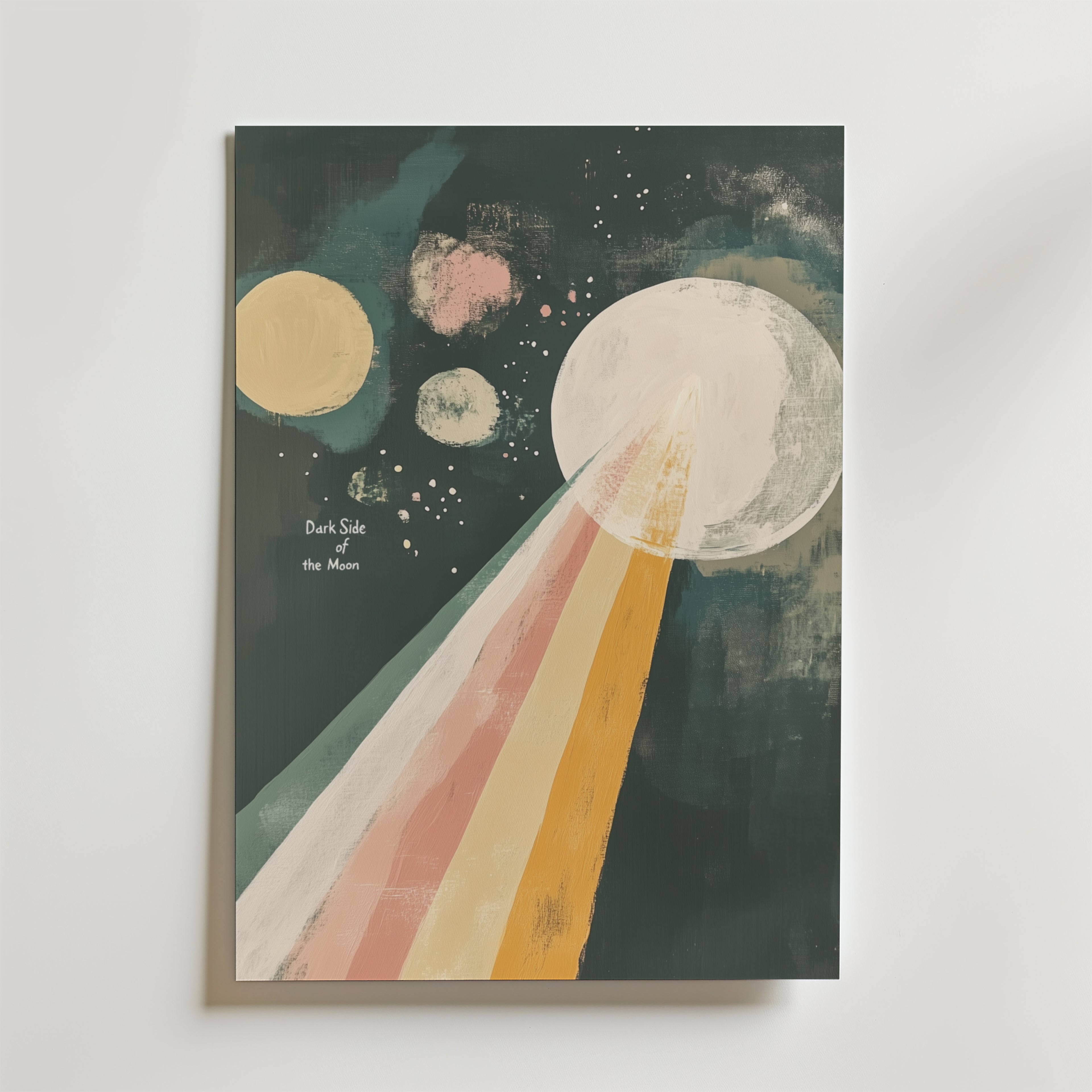 Bozetto Dark Side of the Moon Poster visar en planet som sänder ut en regnbågsstråle, bland stjärnor och mindre planeter. Dämpade pastellfärger förstärker denna iögonfallande affisch, med en slående central text för extra visuell attraktion.