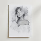 Silent Dreams Poster by Bozetto visar en monokrom illustration av en lugn kvinna med löst hår och en off-shoulder topp, drömska skuggningar och blekta molnliknande kanter, tryckt på FSC-certifierat premiumpapper.