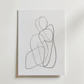 Seated Abstract Figure Poster från Bozetto har minimalistiska, överlappande svarta linjer på vit canvas, som antyder en sittande figur. Affischen är tryckt på premiumpapper med en lyxigt matt yta och ger en elegant och modern finish.