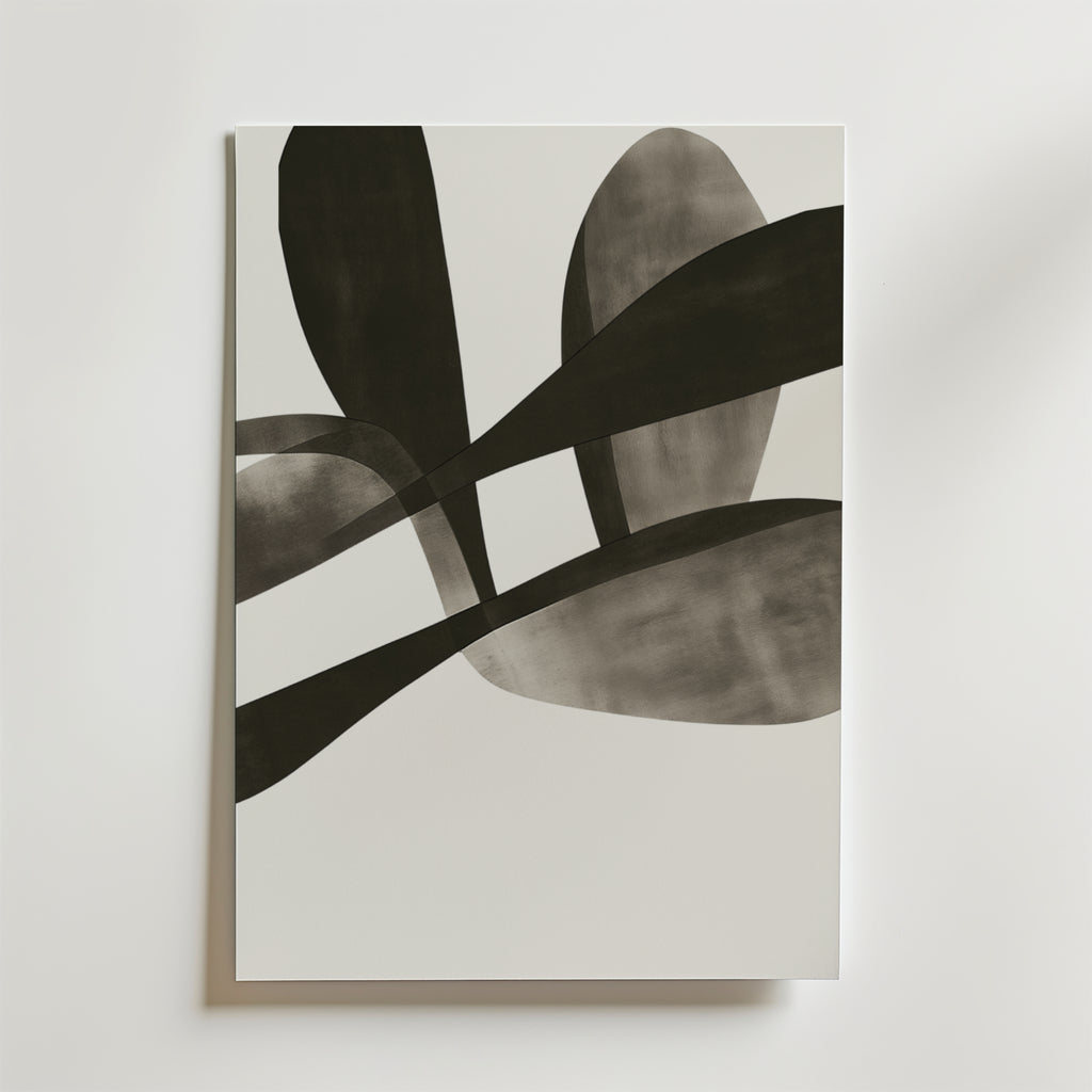 Bozetto's Abstract Leaves Art Poster har överlappande svarta och grå organiska former på vit botten, tryckt på premiumpapper. Denna moderna, minimalistiska poster ger unik väggkonst till alla utrymmen och visas fotograferad mot en ljus vägg.