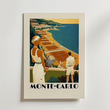 Bozetto Monte Carlo-affischen visar två tennisspelare på röda grusbanor vid havet, med medelhavsarkitektur och kullar i bakgrunden. Tryckt på matt premiumpapper. Fet 