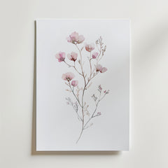 Bozetto White Rose Elegance No.2 Poster föreställer fina rosa blommor med tunna stjälkar och små blad på en vit bakgrund, tryckt på matt premiumpapper och placerad mot en vit yta.