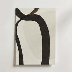 Bold Harmony Poster av Bozetto visar två svarta böjda linjer som korsar en beige och benvit bakgrund med mjuka, oregelbundna former, vilket ger en modern enkelhet och en harmonisk atmosfär till alla utrymmen.