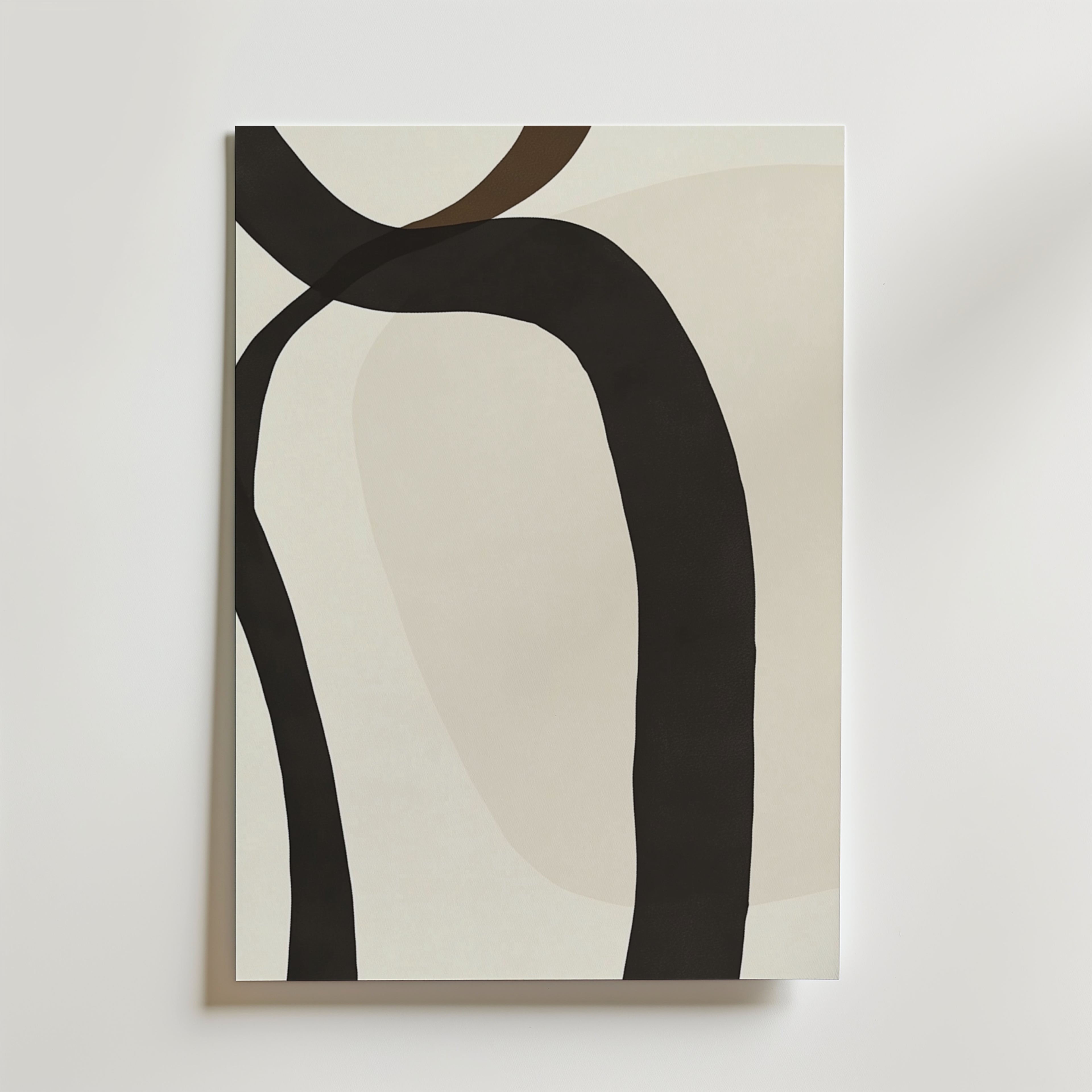 Bold Harmony Poster av Bozetto visar två svarta böjda linjer som korsar en beige och benvit bakgrund med mjuka, oregelbundna former, vilket ger en modern enkelhet och en harmonisk atmosfär till alla utrymmen.