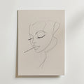 Bozetto Vintage Femme Smoking Poster har en minimalistisk linjeteckning av ett kvinnoansikte i profil med slutna ögon, långa fransar och en cigarett, tryckt på premiumpapper med en lyxig matt finish.