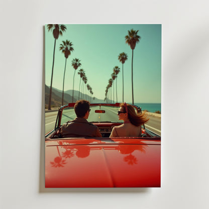 Ett par kryssar i en röd cabriolet längs en palmkantad kust under blå himmel i Pacific Drive Poster av Bozetto- tryckt på premiumpapper, ger den somriga, bekymmerslösa vibbar och konstnärlig känsla till alla rum.