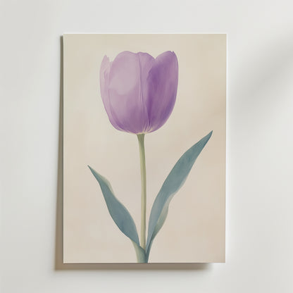 Poster Purple tulip Poster by Bozetto visar en minimalistisk enkel blomma med gröna blad på beige, uppsatt på en vit vägg. Tryckt på FSC-certifierat premiumpapper med lyxig matt yta för en elegant look.