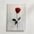 Bozetto Red Rose Poster visar en enda röd ros med gröna blad på premiumpapper mot en vit texturerad bakgrund och skapar en elegant väggkonst för ditt rum.