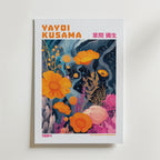 Yayoi Kusama Golden Night Garden Poster – Motivet visar ett djupgående, nattligt landskap där blomliknande former och organis