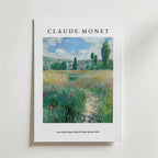 Bozetto Claude Monet Poster Lane In The Poppy Fields visar Monets landsbygdsscen från 1881 med vildblommor och en blå himmel, vackert presenterad på en vit bakgrund.
