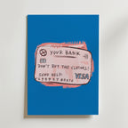 Bozetto Kreditkort Varning Poster: En satirisk affisch med handritat kreditkort, texten "DONT BUY THE CLOTHES! SEND HELP: 499 579 0676" och VISA-logga på blå bakgrund-en tydlig konsumtionskritik.