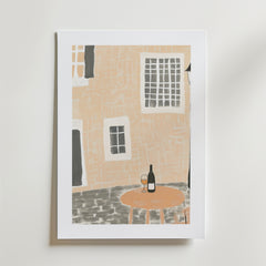 The Afternoon In Paris Poster by Bozetto visar minimalistisk konst av en vinflaska och ett glas på en kullerstensgata, med en persikobyggnad, tryckt på FSC-certifierat premiumpapper för en lyxig matt yta.