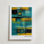 Bozetto Golden Dissonance Mark Rothko Poster har abstrakta former i färgerna blågrönt, gult och svart, tryckt på FSC-certifierat premiumpapper för en högkvalitativ finish. "MARK ROTHKO" och en liten dedikation visas längst ner.