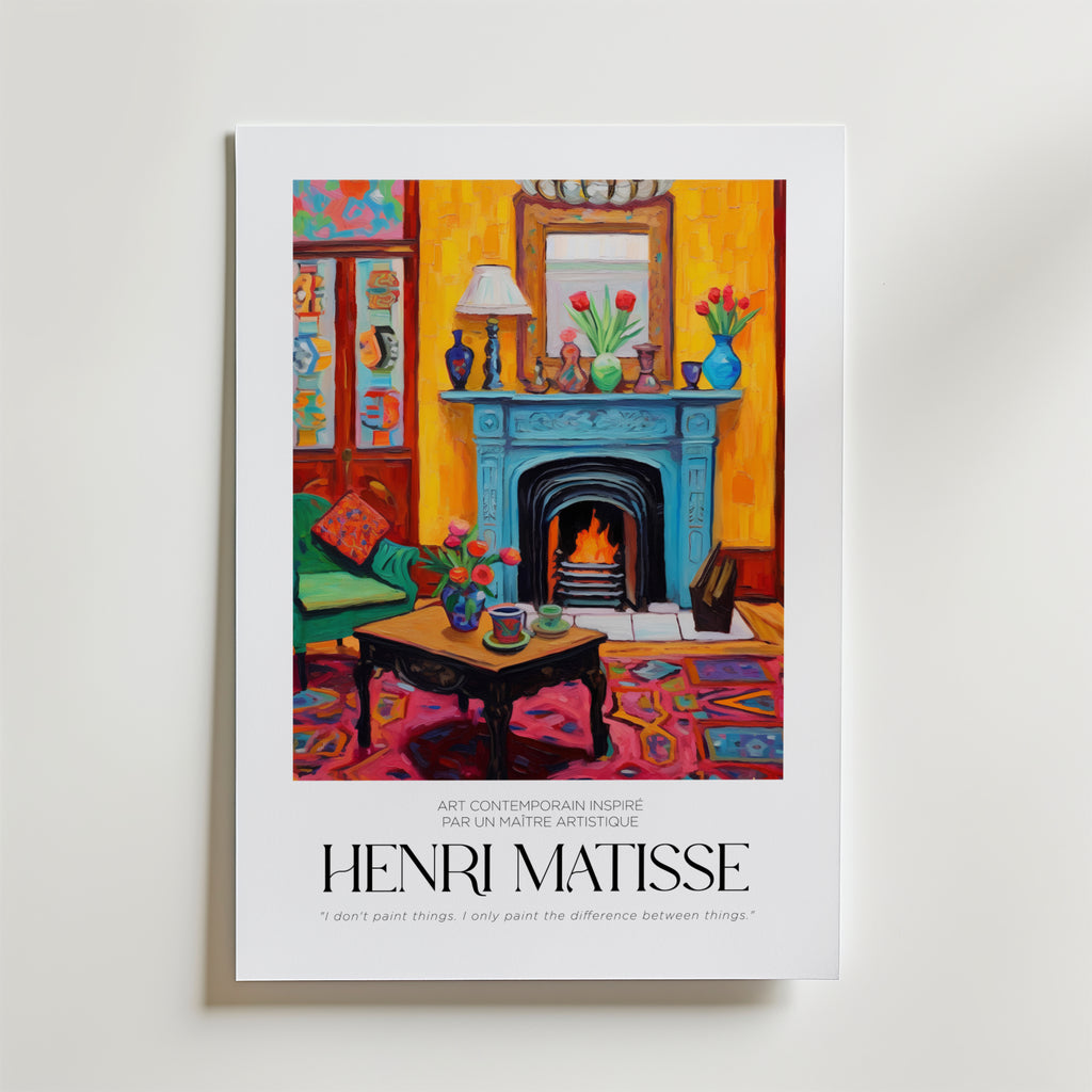 Postern Maison Intérieure Matisse från Bozetto är inspirerad av Henri Matisse och visar en livfull interiör med öppen spis, blommor och mönstrad matta på FSC-certifierat premiumpapper med högkvalitativ finish, vit kant och citat.