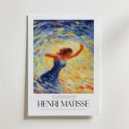 Bozetto Tourbillon de Joie Matisse Poster har en livfull målning av en kvinna i blå klänning som dansar bland virvlande gula, blå och orangea streck, med Henri Matisses namn och ett inspirerande blomcitat - perfekt för en glad inredning.