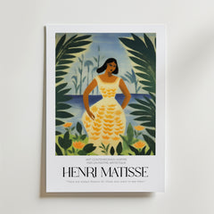 Polynésie, le ciel Matisse Poster" från Bozetto föreställer en kvinna i en gul klänning bland tropiska växter och vatten, vilket för tankarna till en paradisisk scen. Postern är inspirerad av Henri Matisse och har texten "HENRI MATISSE" längst ner.