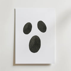 Bozetto Silent Ghost Face Poster har ett vitt ark med tre svarta ovaler som bildar ett enkelt, förvånat ansikte som utstrålar tyst mystik mot en ljus bakgrund.