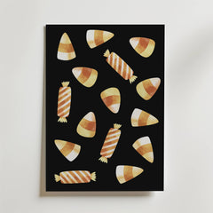 Bozetto Candy Night Delight Poster har en lekfull design med godismajs och randigt godis i orange, gult och vitt på svart - perfekt för Halloween-dekorationer.