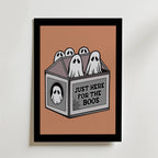 Postern Bozetto Box Of Boos föreställer fem tecknade spöken och en spindelväv på en brun bakgrund med orden "Just Here For The Boos" och ger din inredning en lekfull Halloween-humor.