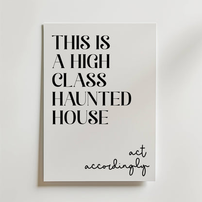 Bozetto Elegant Haunt Poster har en fet svart text som lyder "THIS IS A HIGH CLASS HAUNTED HOUSE" med kursivt "act accordingly" - ett stilfullt motiv för alla sofistikerade spökhus.
