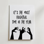 Bozetto Frightful Season Poster är ett snyggt Halloweenprint med "It's the most frightful time of the year" ovanför tre läskiga, utsträckta handsilhuetter.