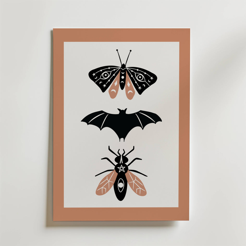 Nocturnal Trio Poster by Bozetto har minimalistiska svart-beige illustrationer av nattens väsen - en fladdermus, en fjäril och en skalbagge - på en vit bakgrund med en dovt brun kant.