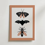Nocturnal Trio Poster by Bozetto har minimalistiska svart-beige illustrationer av nattens väsen - en fladdermus, en fjäril och en skalbagge - på en vit bakgrund med en dovt brun kant.