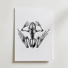 Bozetto Silent Scream Skeleton Poster har en dramatisk svartvit teckning av ett grodskelett med utsträckta lemmar, där skalle, revben och ryggrad visas tydligt på en vit bakgrund.