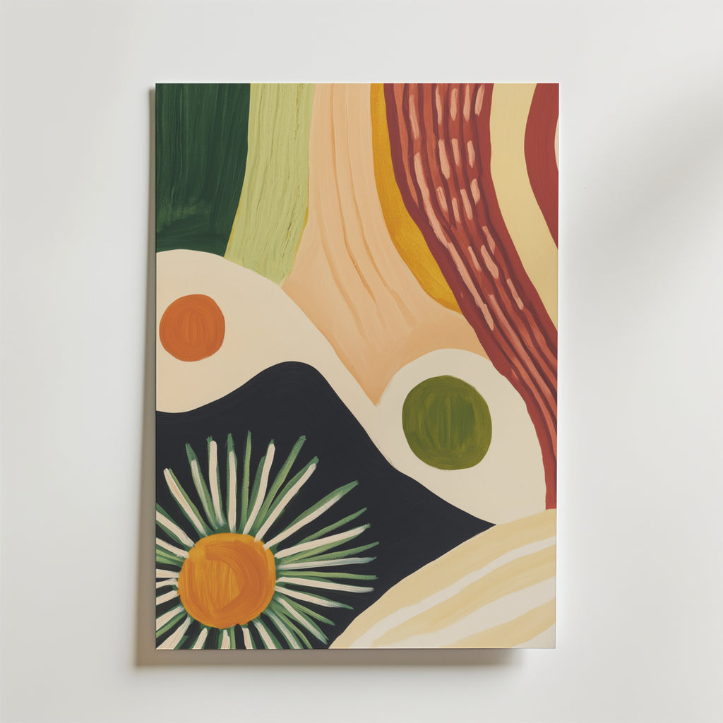 Den abstrakta postern Botanic Swirl Poster från Bozetto har vågiga linjer och former i grönt, orange, gult, grädde och svart, med två cirklar och en solstråle-liknande gul mitt i nedre vänstra hörnet - ett djärvt modernt konstverk.