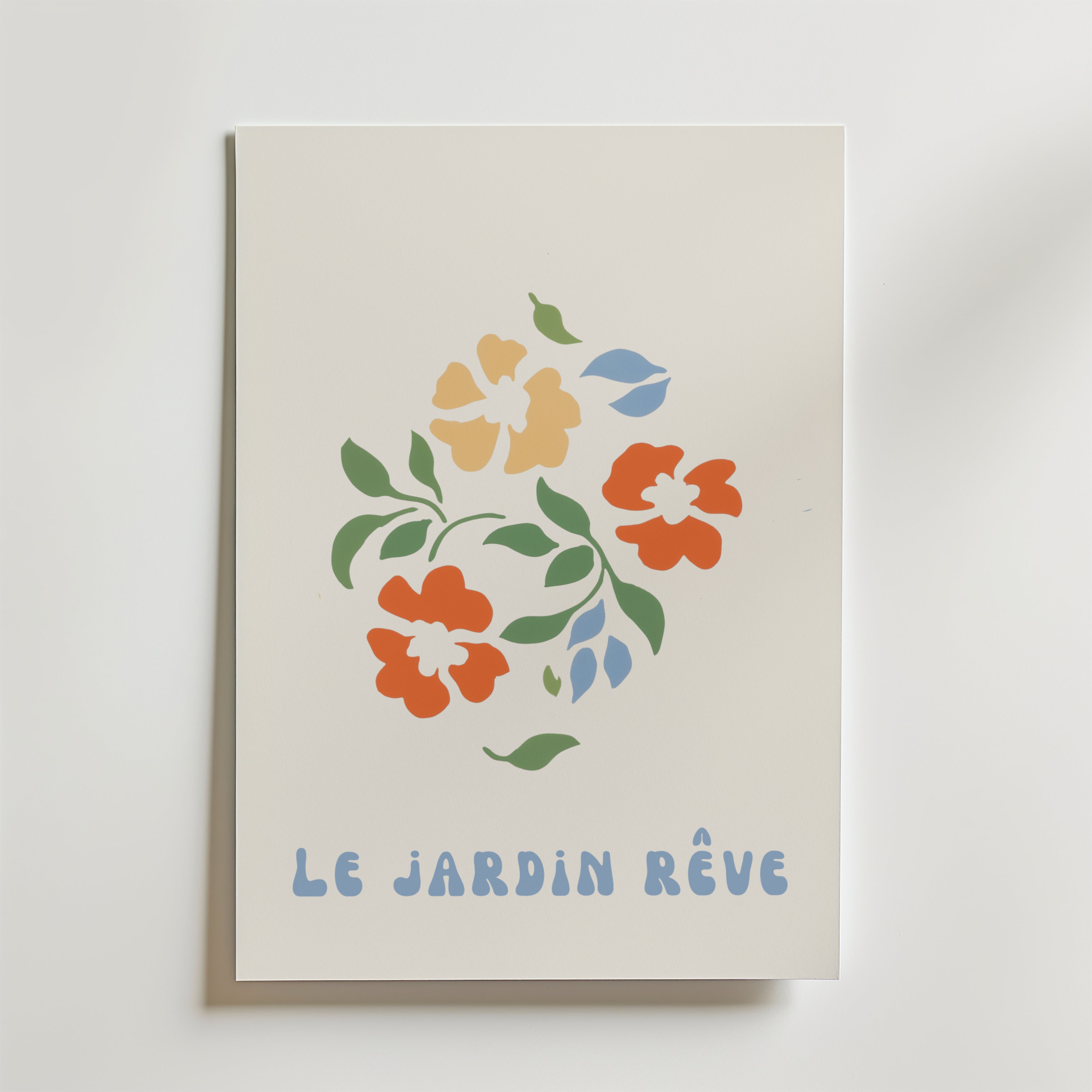 Bozetto Floral väggkonst garden green Poster föreställer minimala orange och gula blommor med gröna blad och "LE JARDIN RÊVE" i blått på en vit bakgrund, tryckt på FSC-certifierat premiumpapper.