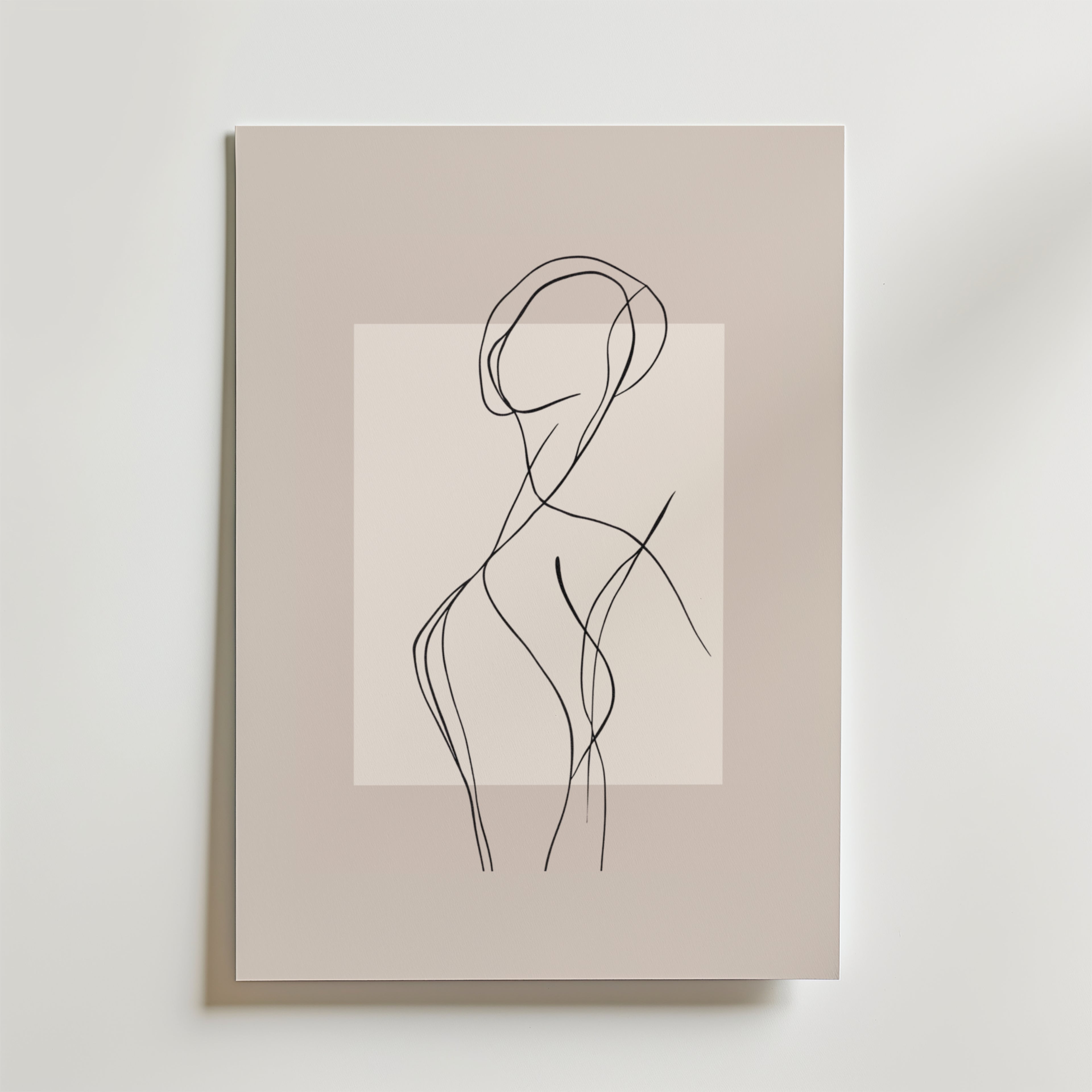 Curvy Line Art Woman Poster by Bozetto har minimalistisk svart linjekonst av en mänsklig figur på en mjuk beige bakgrund, tryckt på premiumpapper och visas på en matt vit yta.
