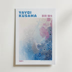 Yayoi Kusama Soft Blue Abstraction Poster – Motivet präglas av mjuka övergångar i blått, vitt och subtila rosa toner där orga